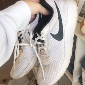 white nike tanjuns